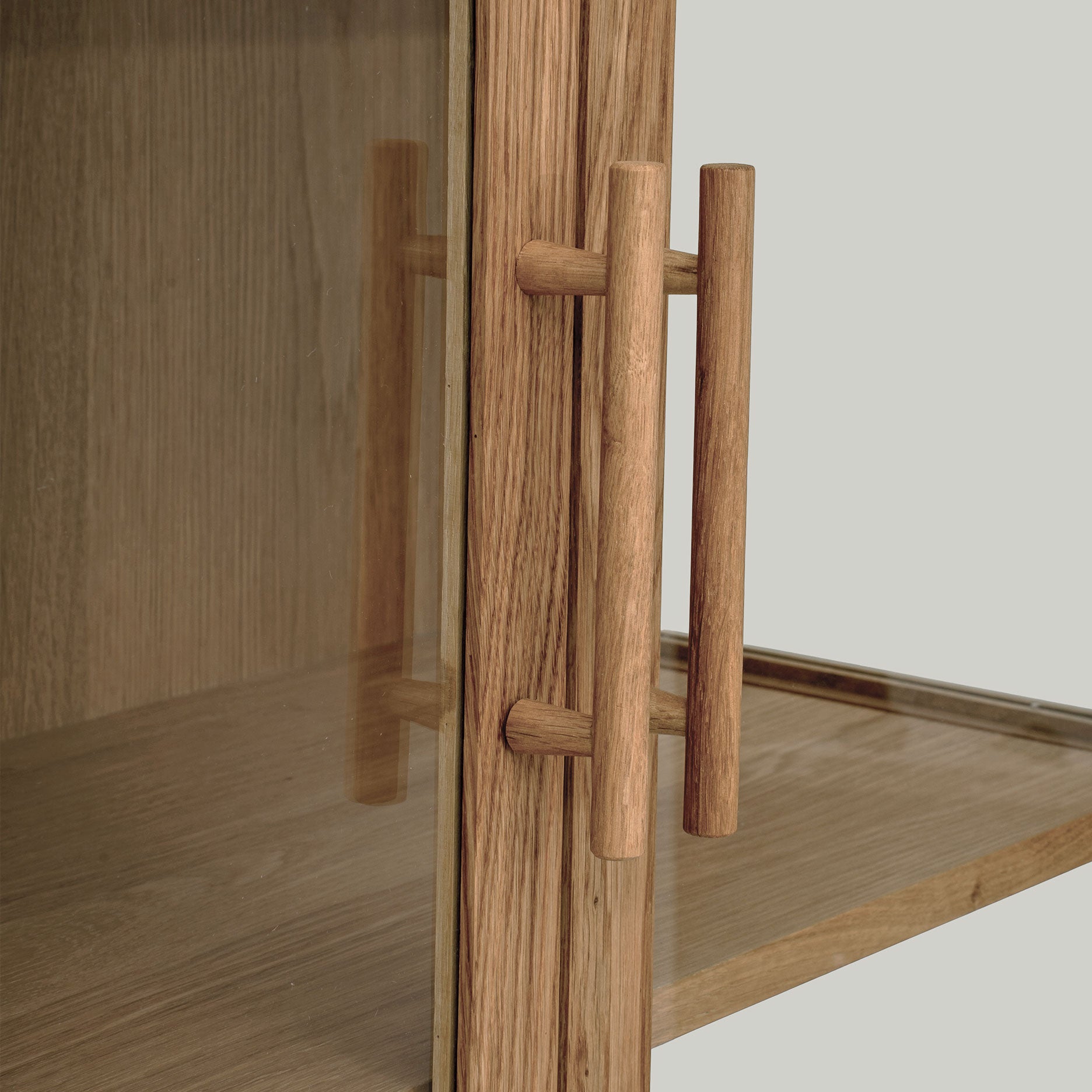 Akeru II vitrineskab, Egetræ 90x126 cm